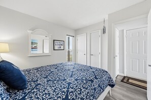 1 bedroom, WiFi, bed sheets - Remodeled  1-bedroom Oceanfront condo with community pool in North Topsail Beach (North Topsail Beach)