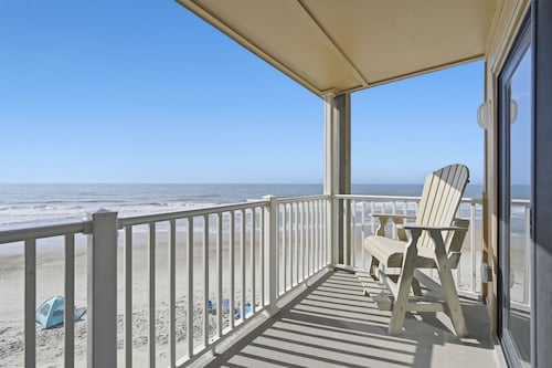 Remodeled  1-bedroom Oceanfront condo with community pool in North Topsail Beach