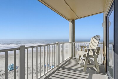 Remodeled  1-bedroom Oceanfront condo with community pool in North Topsail Beach