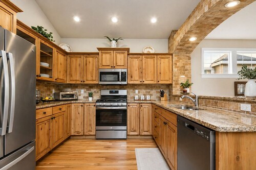 Pool is Open! Heart of Meridian Retreat w Community Pool, Gym, Game Rm Sleeps 9 