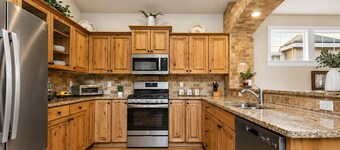Pool is Open! Heart of Meridian Retreat w Community Pool, Gym, Game Rm Sleeps 9 