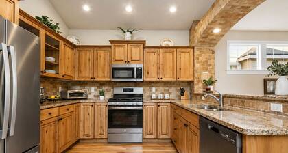 Pool is Open! Heart of Meridian Retreat w Community Pool, Gym, Game Rm Sleeps 9