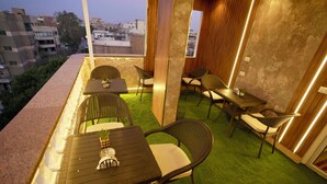 Terraza en la azotea con asientos al aire libre, vistas de la ciudad y una decoración de madera.