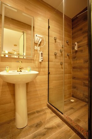 Een haardroger, een bidet, handdoeken, zeep