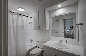 Hair dryer, towels - 6BR Workforce Stay Near I-55 & I-220 (Jackson)