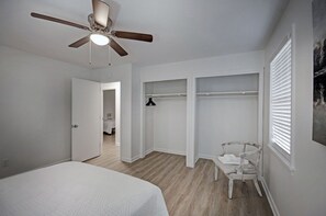 Iron/ironing board, free WiFi, bed sheets - 6BR Workforce Stay Near I-55 & I-220 (Jackson)