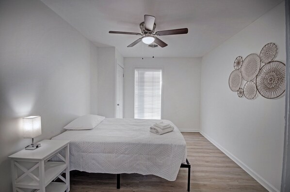 Tabla de planchar con plancha, wifi gratis y ropa de cama 