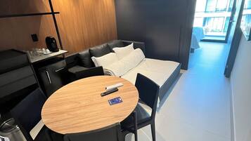 Apartamento, 1 quarto, serviço de arrumação, vista para a piscina | Parte interna