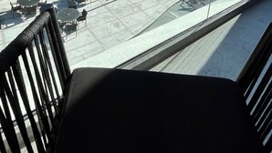 Ein modernes Gebäude mit Poolbereich, Außenbereich zum Sitzen und Blick auf den Himmel.