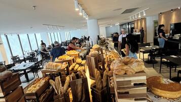 Desayuno buffet todos los días (con cargo)