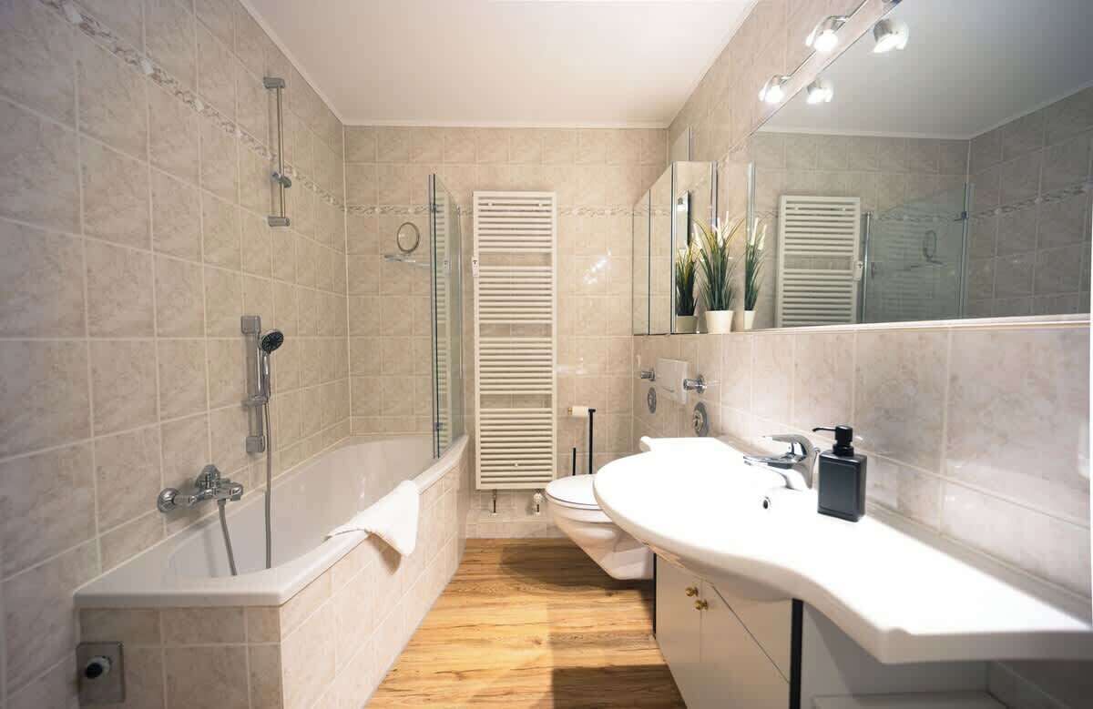 Een douche, een haardroger, shampoo