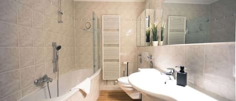 Dusche, Haartrockner, Shampoo