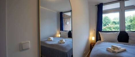 Travel crib, WiFi, bed sheets