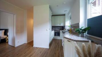 Coffee/tea maker, fridge, microwave, oven