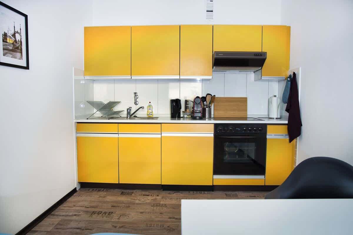 Kühlschrank, Ofen, Herdplatte, Wasserkocher mit Kaffee-/Teezubehör