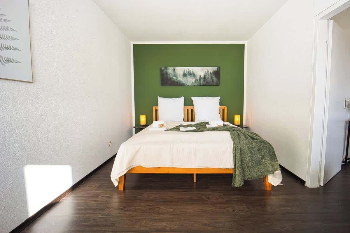 1 habitación, tabla de planchar con plancha, cuna de viaje y wifi 