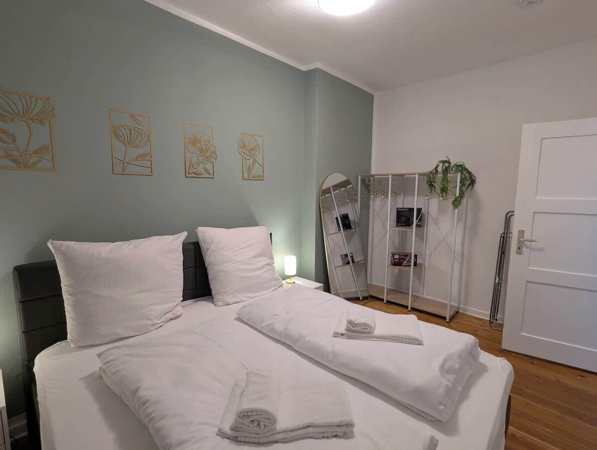 Iron/ironing board, travel crib, WiFi, bed sheets