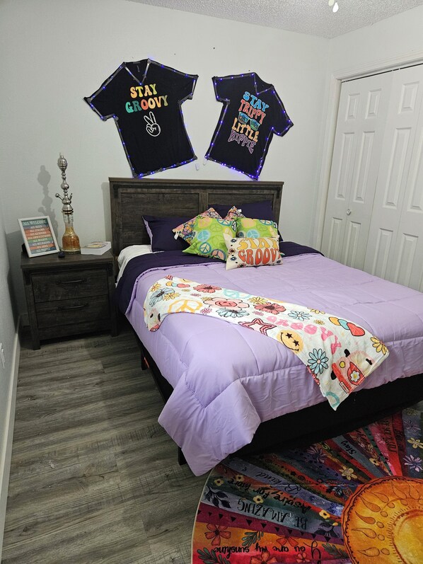 Room - Welcome to the HIPPY HAVEN nothing but good vibes (Lake Ozark)