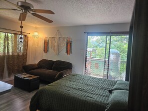 Room - Welcome to the HIPPY HAVEN nothing but good vibes (Lake Ozark)
