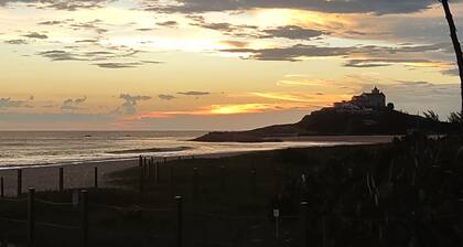 Beachfront chalet in Itaúna offering tranquility and features a private entrance and backyard, close to the beach.