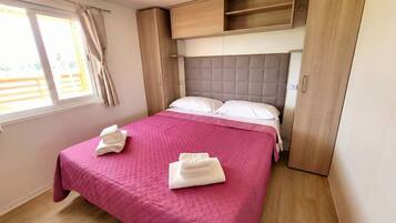 Iron/ironing board, internet, bed sheets