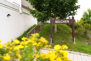 A sign with the name 'BELCHEN' in a natural setting with stairs and greenery. - Black Forest Getaway | Private Sauna, Massage Chair & Views 🌲 (Schönwald im Schwarzwald)