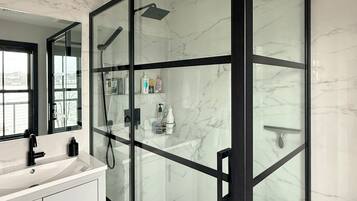 Shower, hair dryer, bidet, towels