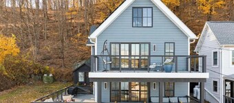 Wake-up to Hudson River Sunrises- Historic Riverfront Retreat.