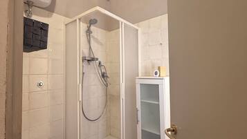 Douche, sĂšche-cheveux, bidet, serviettes fournies