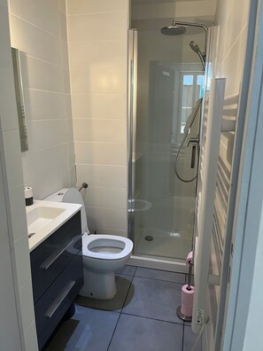 Een douche, een haardroger, handdoeken, zeep