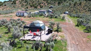 Outdoor dining - Unplug and unwind in our secluded off-grid glamping dome, nestled by a private lake.  Enjoy the peace and quiet with all the comforts of home. (Laketown)