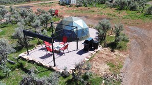 Outdoor dining - Unplug and unwind in our secluded off-grid glamping dome, nestled by a private lake.  Enjoy the peace and quiet with all the comforts of home. (Laketown)