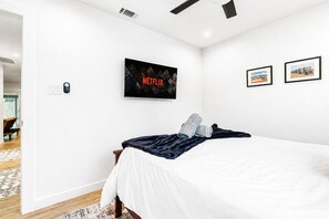4 bedrooms, desk, iron/ironing board, travel cot - POOL + DECK 4BDRM - 8 Minutes from Zilker (Austin)