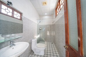 Shower, hair dryer, towels, soap - New Moon Villa (Hoi An)