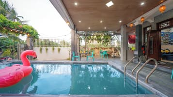 Outdoor pool, sun loungers