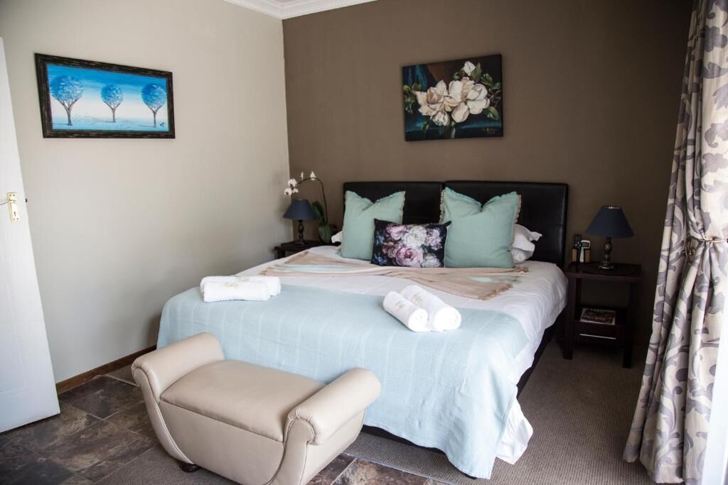 Blackout curtains, soundproofing, iron/ironing board, free WiFi