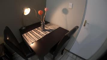 Family Triple Room, Patio, Garden View | Tempat makan