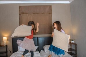 Blackout curtains, soundproofing, iron/ironing board, free WiFi - ARISTA GUESTHOUSE  (Bloemfontein)