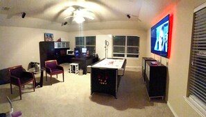 Game room - Trunks up! Spacious 3-bd house close enough for fun,far enough for peace & quiet (Lancaster)