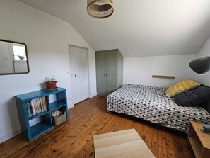 In-room safe, iron/ironing board, free WiFi - Vrbo Property (Coulommiers)