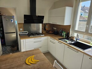 Fridge, microwave, oven, stovetop - Vrbo Property (Coulommiers)