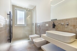Bathroom - Flamingo's Way: modern penthouse, large terrace, stunning view of sea and city (Cagliari)