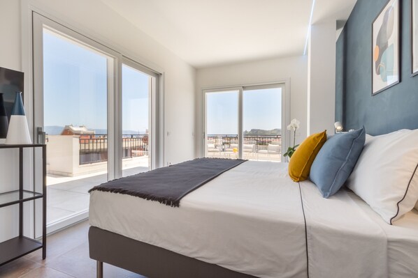 Room - Flamingo's Way: modern penthouse, large terrace, stunning view of sea and city (Cagliari)