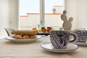 Ein Frühstückstisch mit Keksen, einer Tasse und einem Untertasse.
