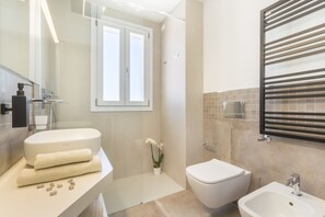 Bathroom - Flamingo's Way: modern penthouse, large terrace, stunning view of sea and city (Cagliari)