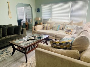 Living area - Key West Style House 5 Minutes to the Beach Driveway Parking Quick access to 95 (Lake Worth Beach)