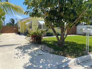 Property grounds - Key West Style House 5 Minutes to the Beach Driveway Parking Quick access to 95 (Lake Worth Beach)