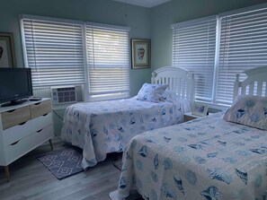 Room - Key West Style House 5 Minutes to the Beach Driveway Parking Quick access to 95 (Lake Worth Beach)