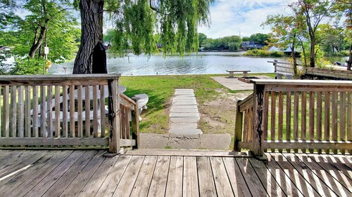 Wasaga Beach Riverfront, Walk to Beach 1, Sleeps 10, Pet-Friendly, 95 Mosley St