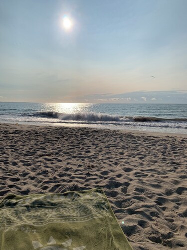 Cute beach cottage Close to beach’s and private access to community beach.